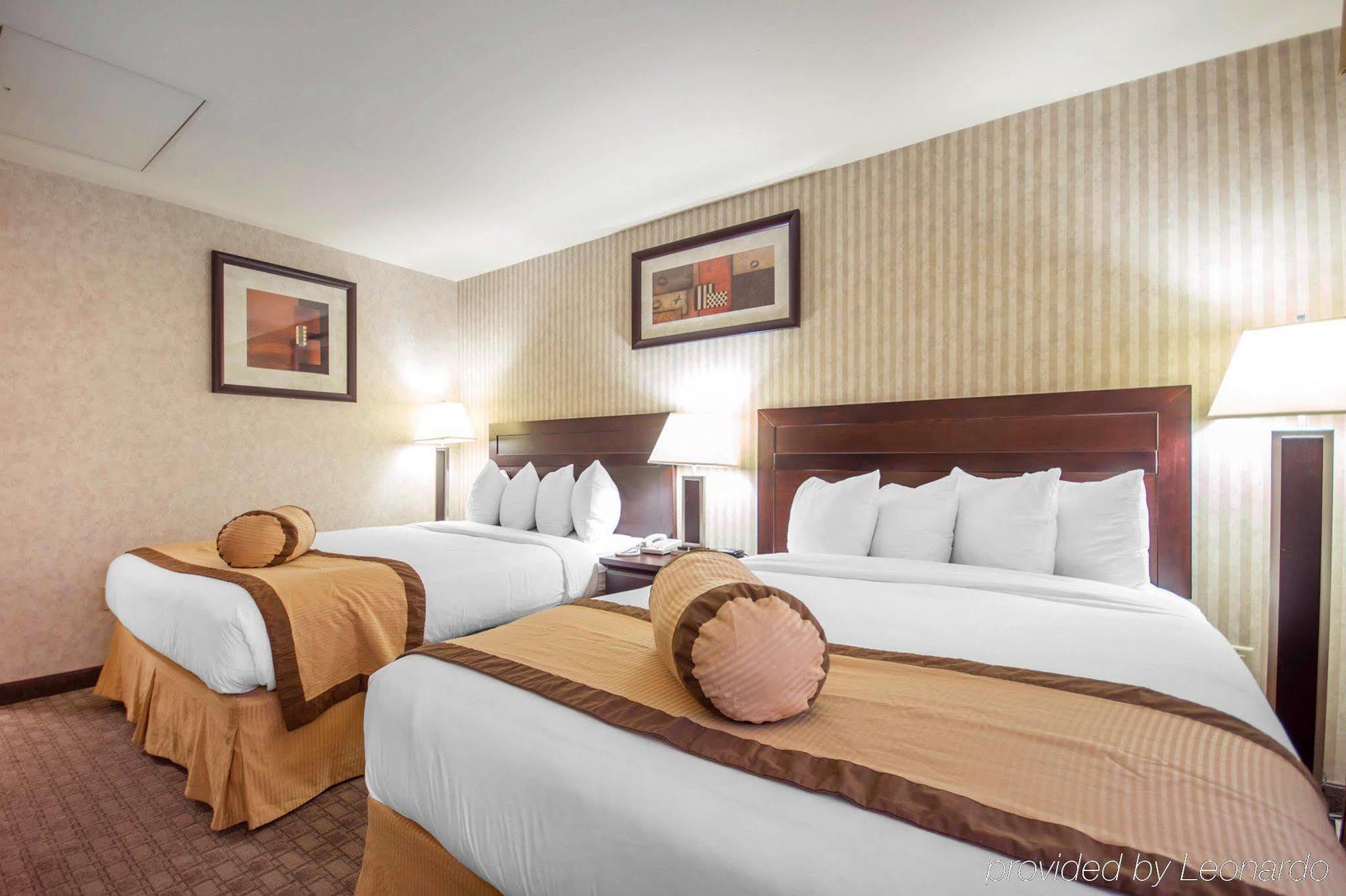 Quality Hotel & Suites Langley Exterior photo