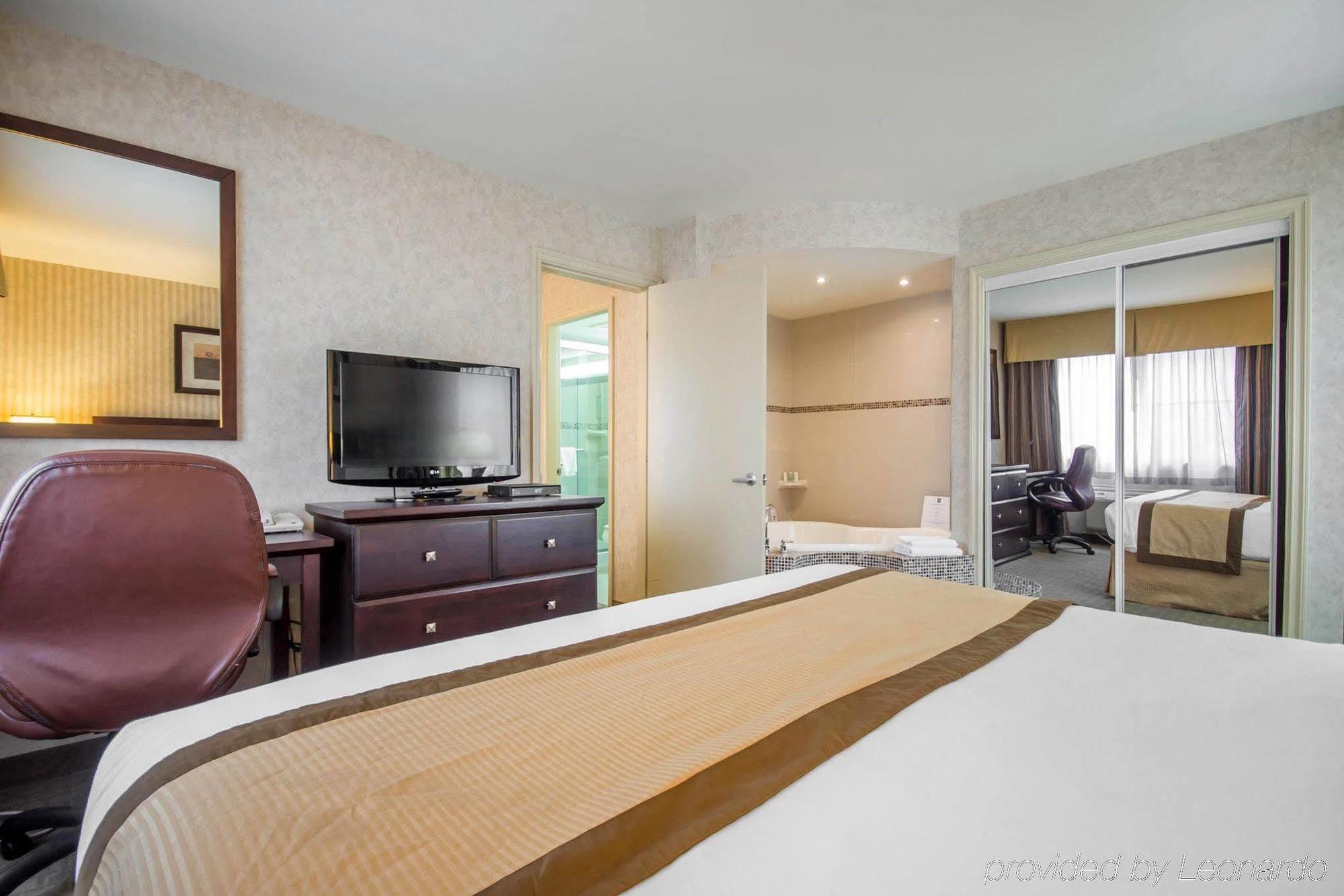 Quality Hotel & Suites Langley Exterior photo